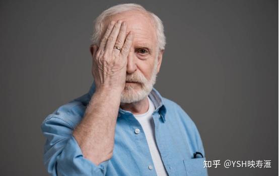 老人看不清要小心,长期滴眼药水会导致干眼症!