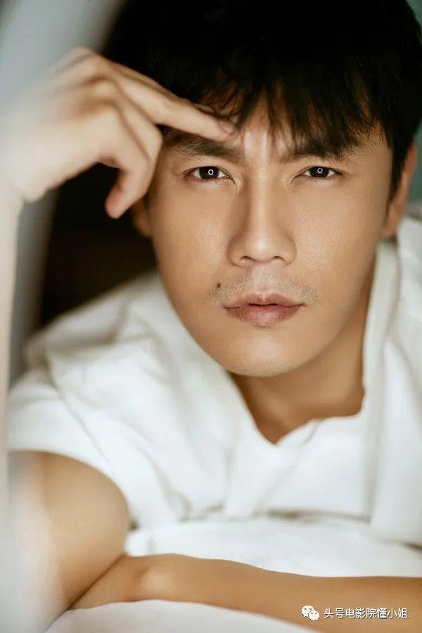 以及口碑大爆的网剧《隐秘的角落》里人前人后两幅面孔的张东升老师