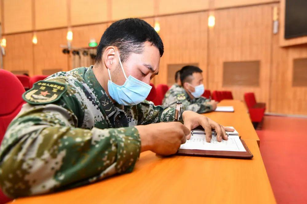 第71集团军中野虎师淬火提升兵记者脚力眼力脑力笔力