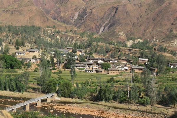 重建后的马鞍桥村.