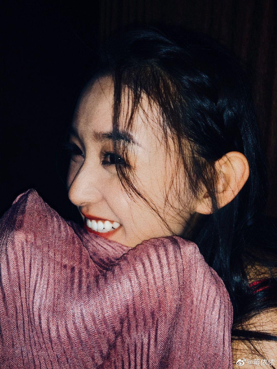 如何评价蒋依依的长相?