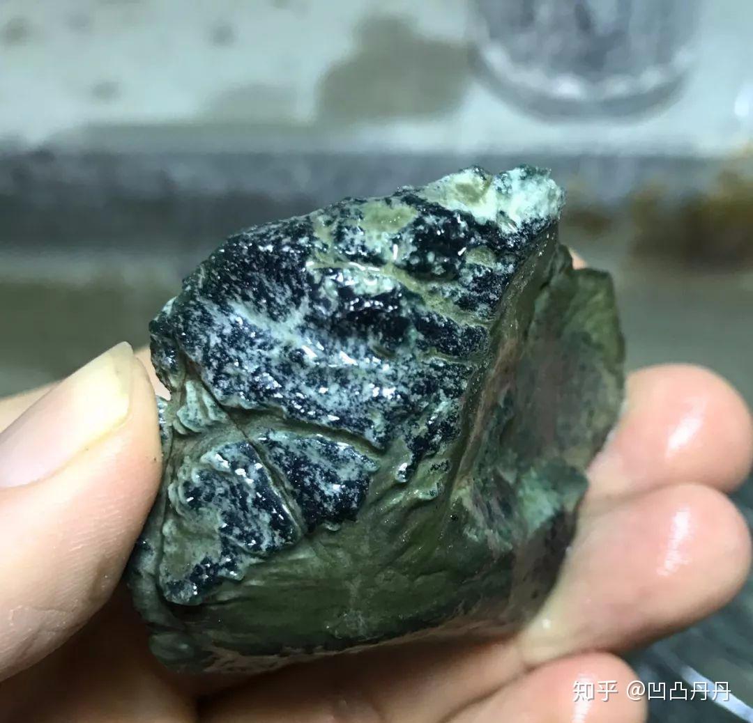 小伙7000元砍下小原石，以为是帝王绿翡翠，切出七颗大蛋面，乐坏