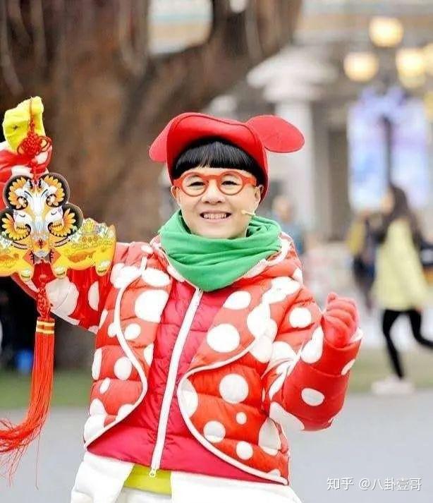 54岁金龟子晒近照,岁月不饶人《大风车》成回忆,曾提携何炅入行