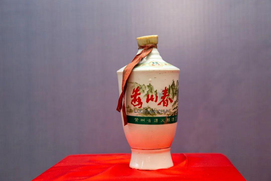 老酒圈专家代表刘钢老师将其收藏多年的瓷瓶娄山春老酒赠予贵州董酒