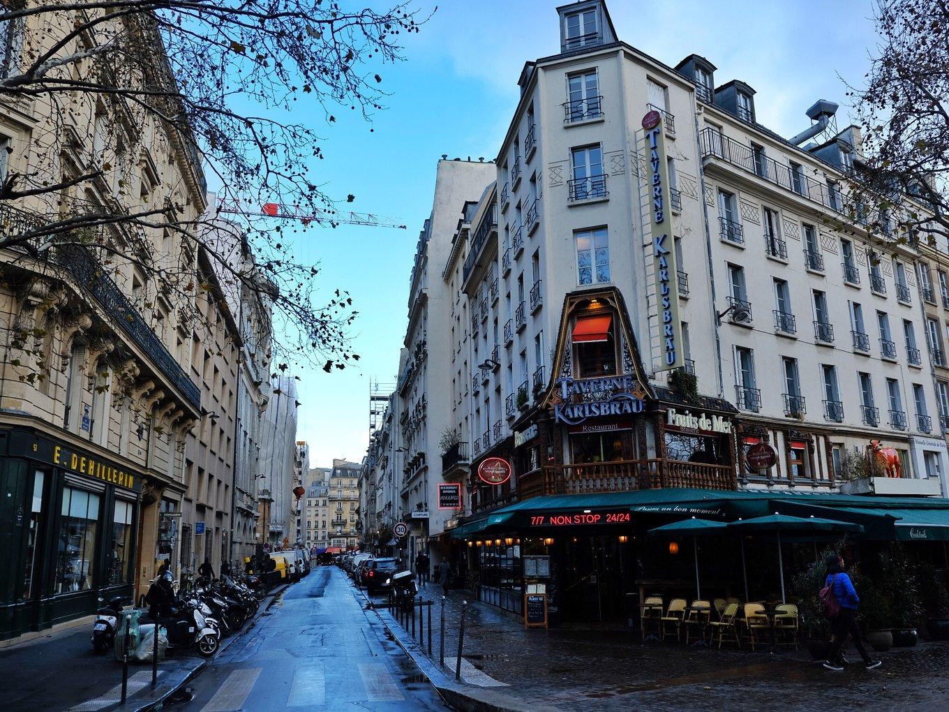 虽然圣母院的黄金比例依然让我着迷,虽然红磨坊的暧昧霓虹依然让人心