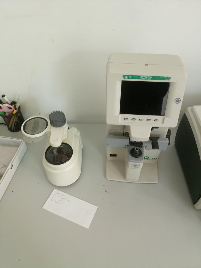 左边那个是焦度计(查片仪),就是把镜片的度数,轴位显示出来.