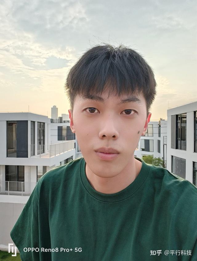 常规的顺光环境下,手机呈现出自然清晰的画面,连同细碎的头发,脸颊的