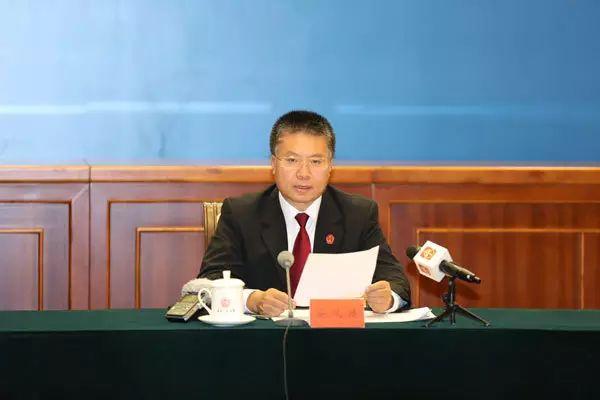 员王玲主持新闻通气会,北京市高级人民法院副院长,新闻发言人安凤德