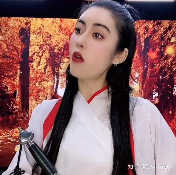 凸爷为何那么火?靠男扮女装成百万网红,她到底经历了什么