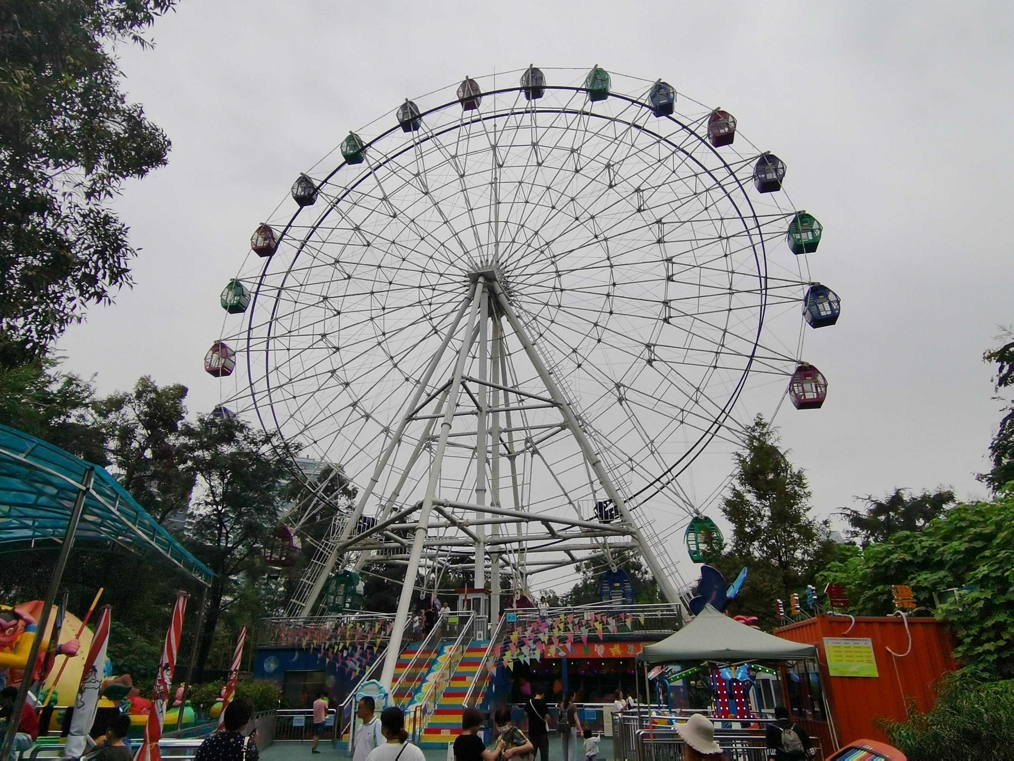 成都东边有个高塔式建筑公园游人打卡不多适合周末来遛娃