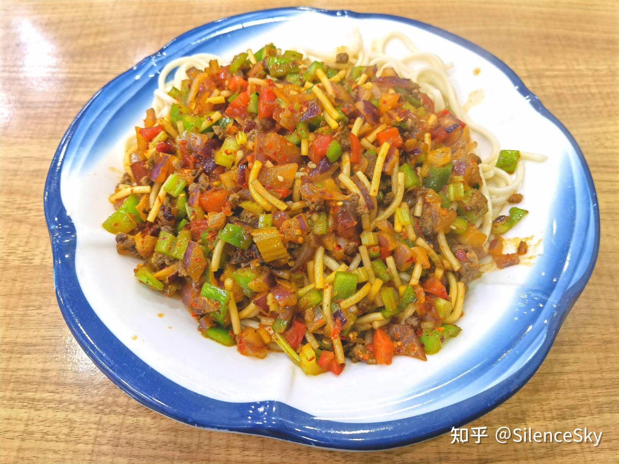 店面招牌很大,里面感觉还没有招牌大,点了一小碗生汆面和牛肉小炒拌面