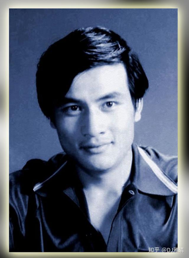 《赣水苍茫》中扮演排长李虎,随后就在电影《祭红》中搭档美女演员