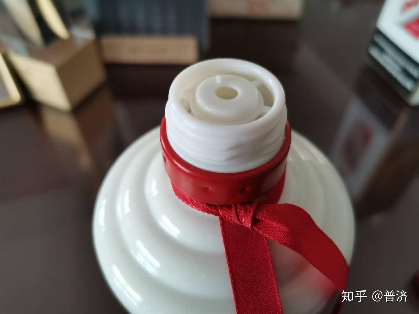 茅臺酒瓶蓋裡的秘密靠兩個小玻璃珠還能防止假冒嗎