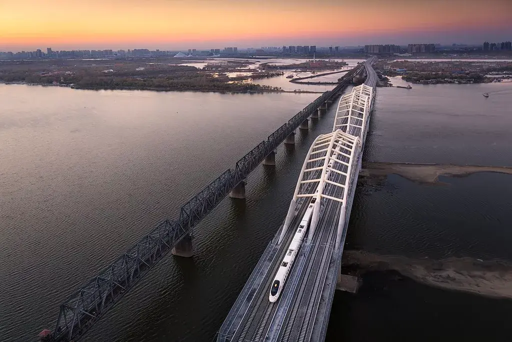 图片来自太平洋电脑网,摄影师@依山的天空)流出哈尔滨市区呼兰河在