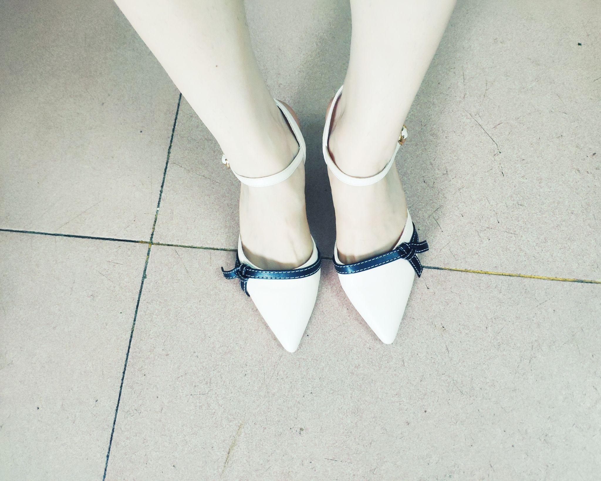 丈夫丢掉妻子的高跟鞋,环卫工捡起来自己穿,不料高跟鞋里有惊喜