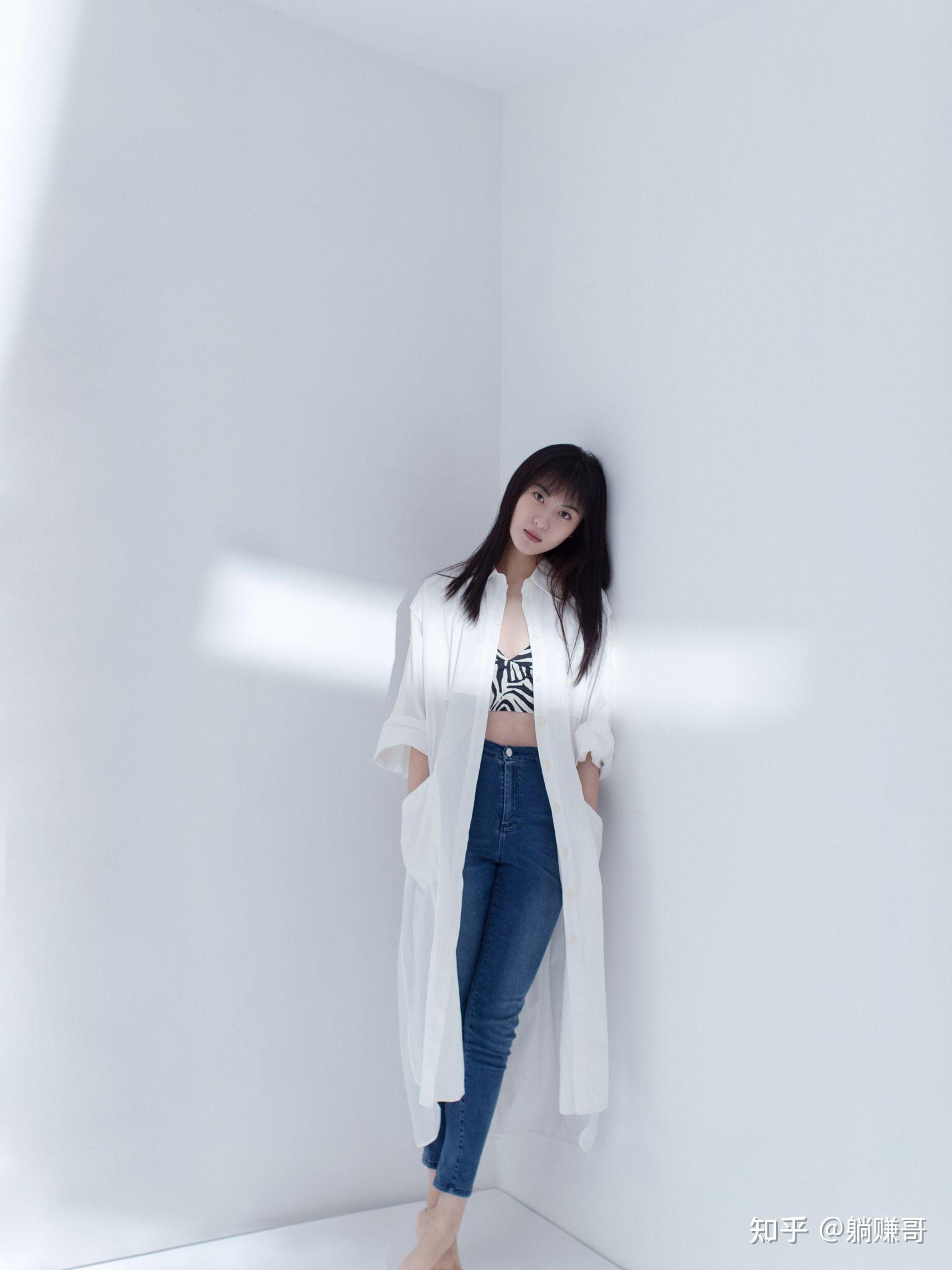 周放美腿玉足壁纸