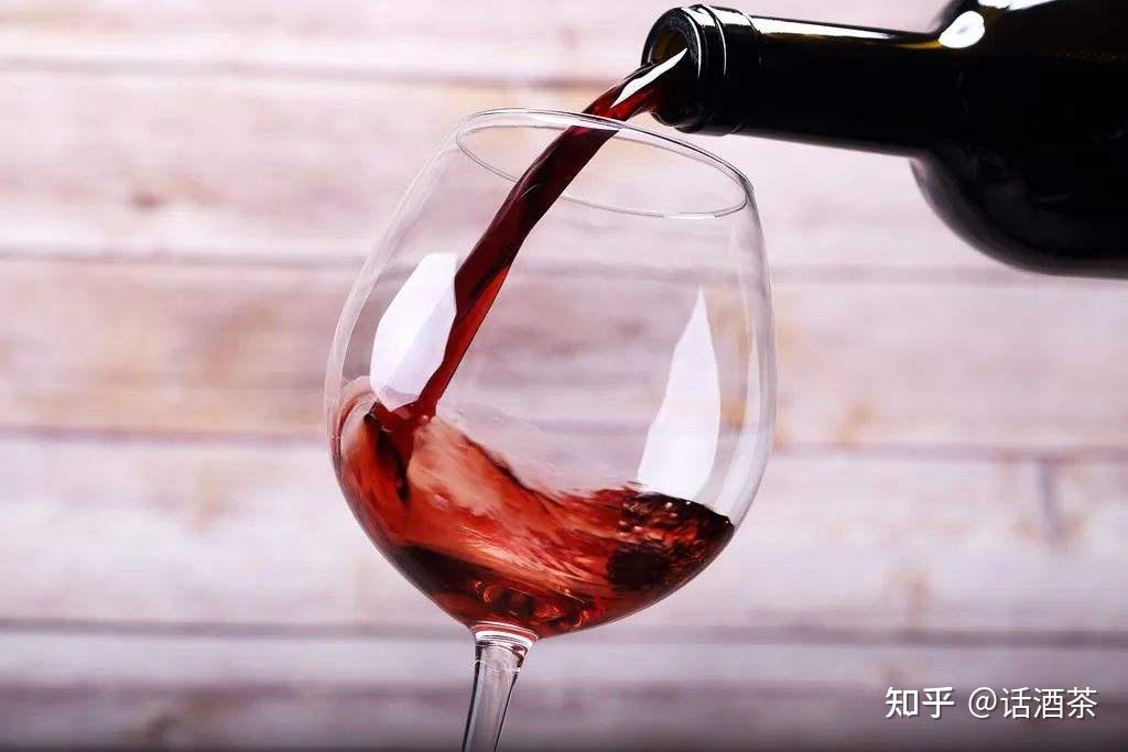 餐桌礼仪丨教你酒桌上怎么给领导、长辈倒酒 - 知乎