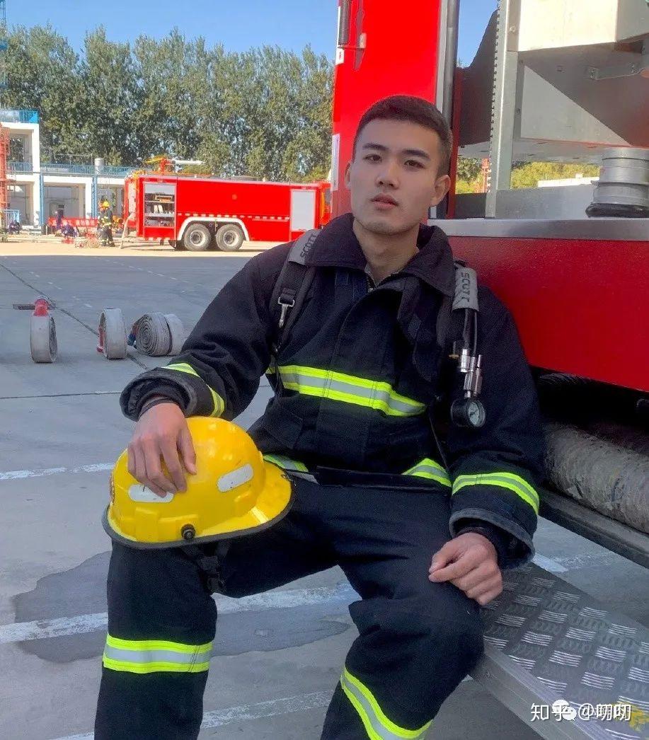 22岁警校肌肉小哥凭借制服照走红帅哥都上交给国家了