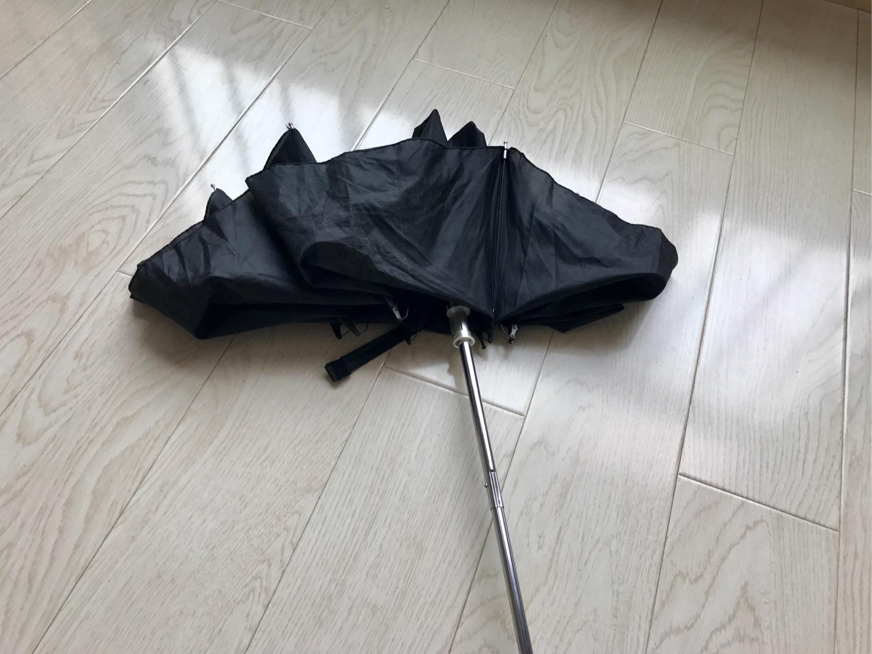 我找来胶带,雨伞开始了测试,由于伞的手柄和伸缩杆短,胶带都绑在了