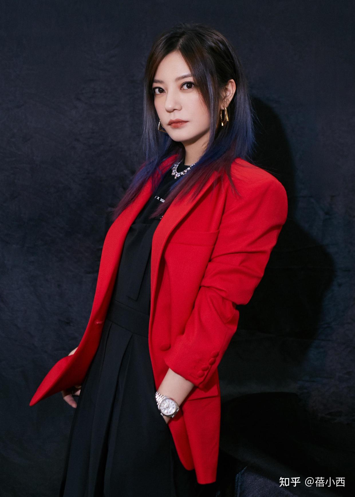 赵薇越高调越美,一袭吊带深v领连衣裙亮相,曲线窈窕哪像45岁