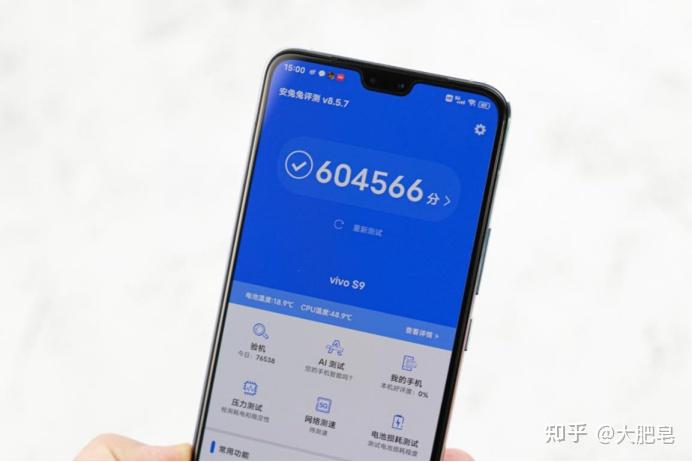 经过我的实测,安兔兔可以跑分到60w ,搭配originos的内存融合技术