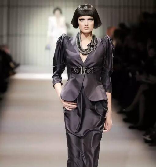 教寺院的尖塔受到启发,设计出一种名为"米那莱特外形"的时装款式;迪奥