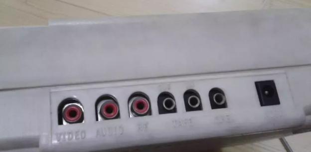 金字塔pec-9588机身的24针打印机接口和fdd-ii软驱接口一直到1996年