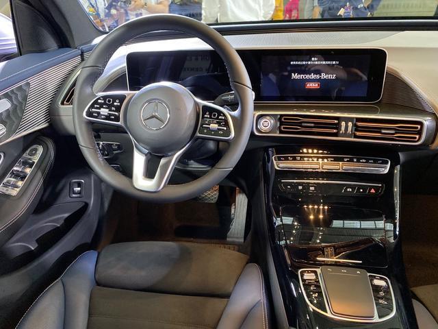 内饰方面,eqc 350 4matic还是保留了12.