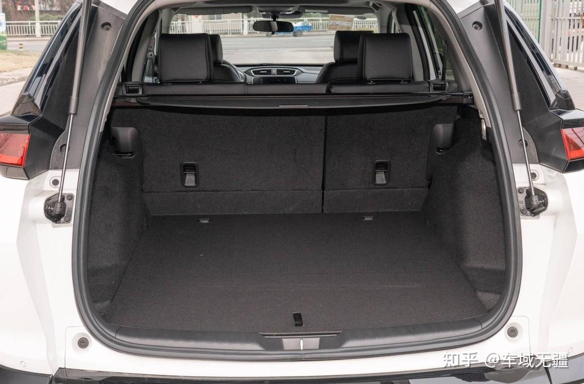 由于插电系统的加入,皓影锐·混动e 的后备厢前半部分被垫高了80mm