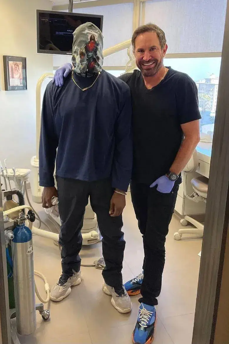 kanye戴cos头套大搞行为艺术!果然要发新专辑了 - 知乎