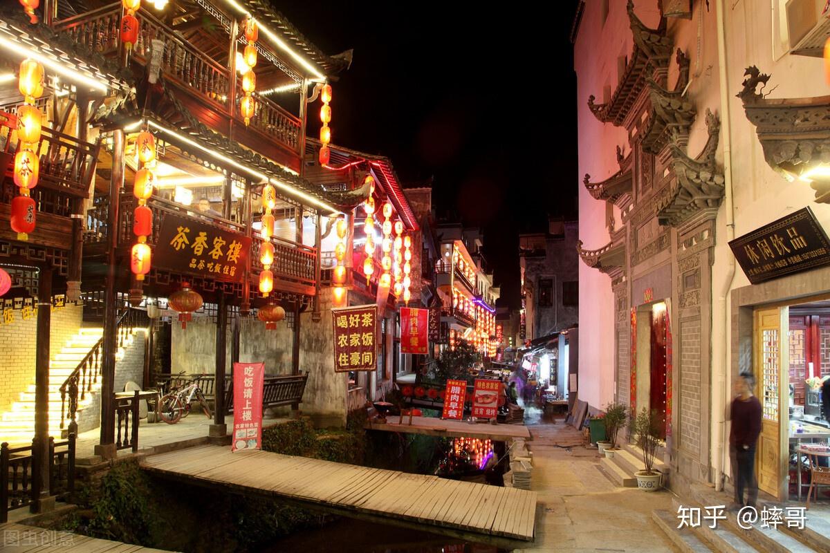 婺源李坑夜景行走在灯火阑珊的夜幕中