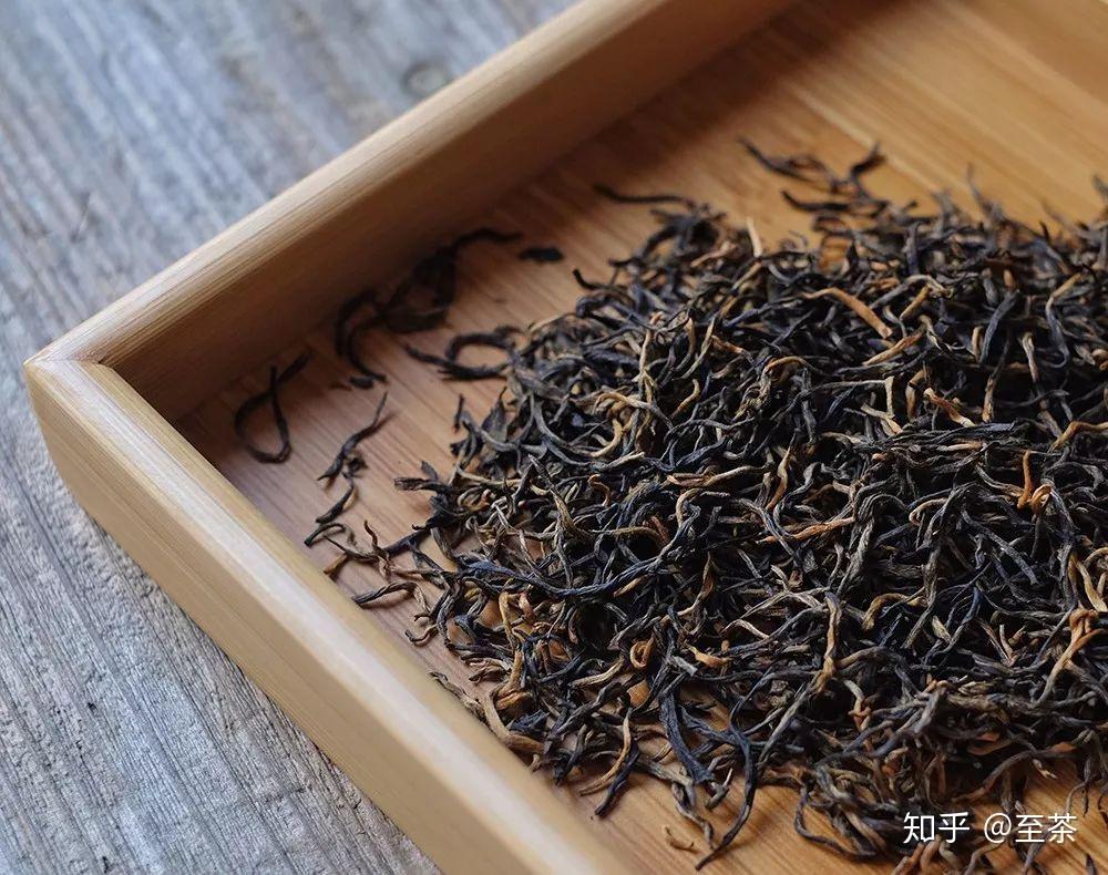 需要六千克鲜嫩的芽叶加工一公斤上好的利川红茶还要经过人们细心挑选