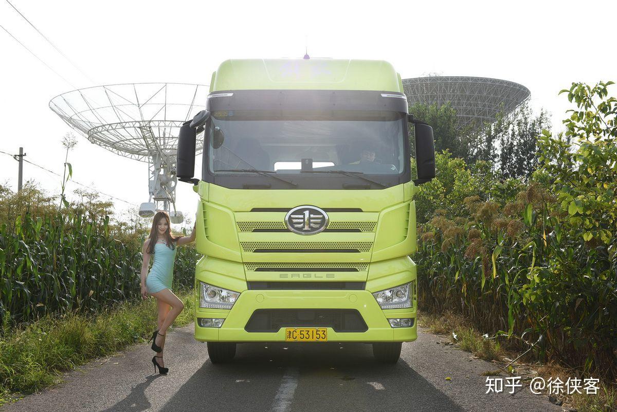 里面全是美女与豪车新车的组合,很是养眼,自己是从事卡车行业的,美女