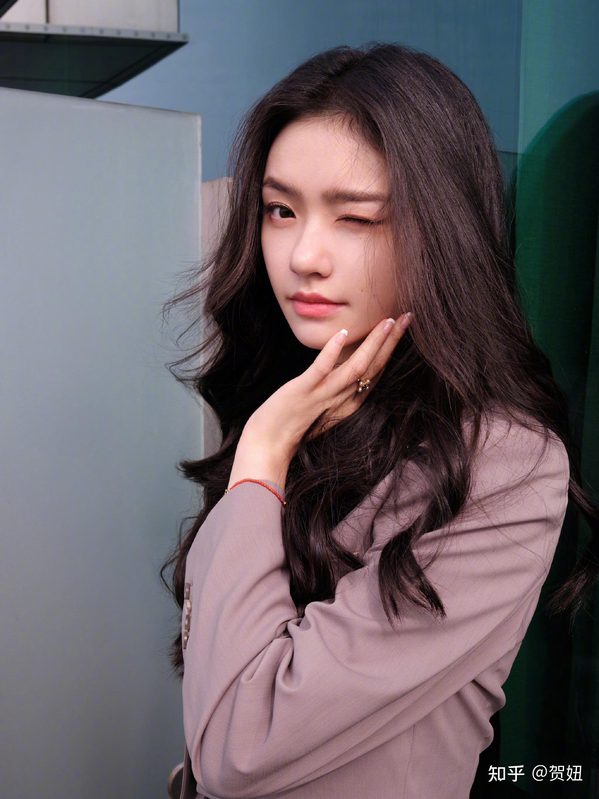 林允新照曝光,西装百褶裙搭配少女气息满满,大长腿一览无余