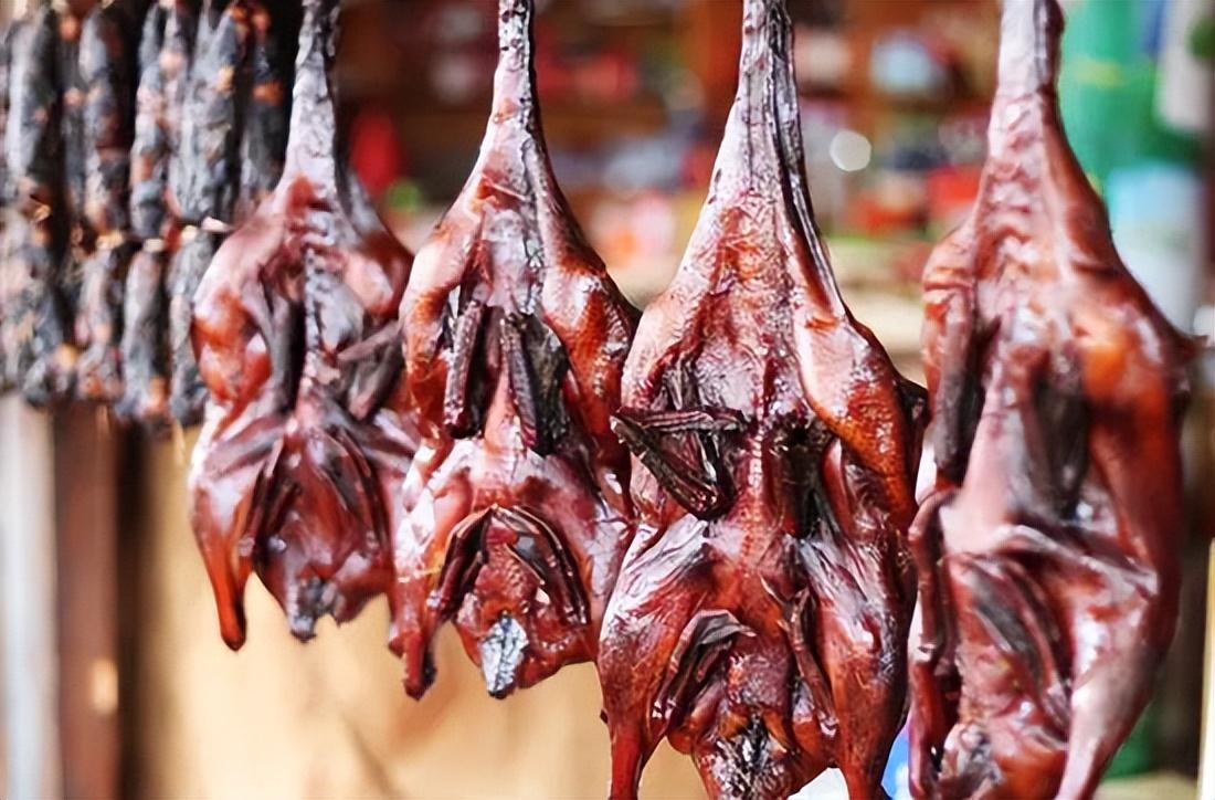 毛色鲜亮的本地母麻鸭为主料,经过酱,腌,烤,卤等15道工序,加上武陵区