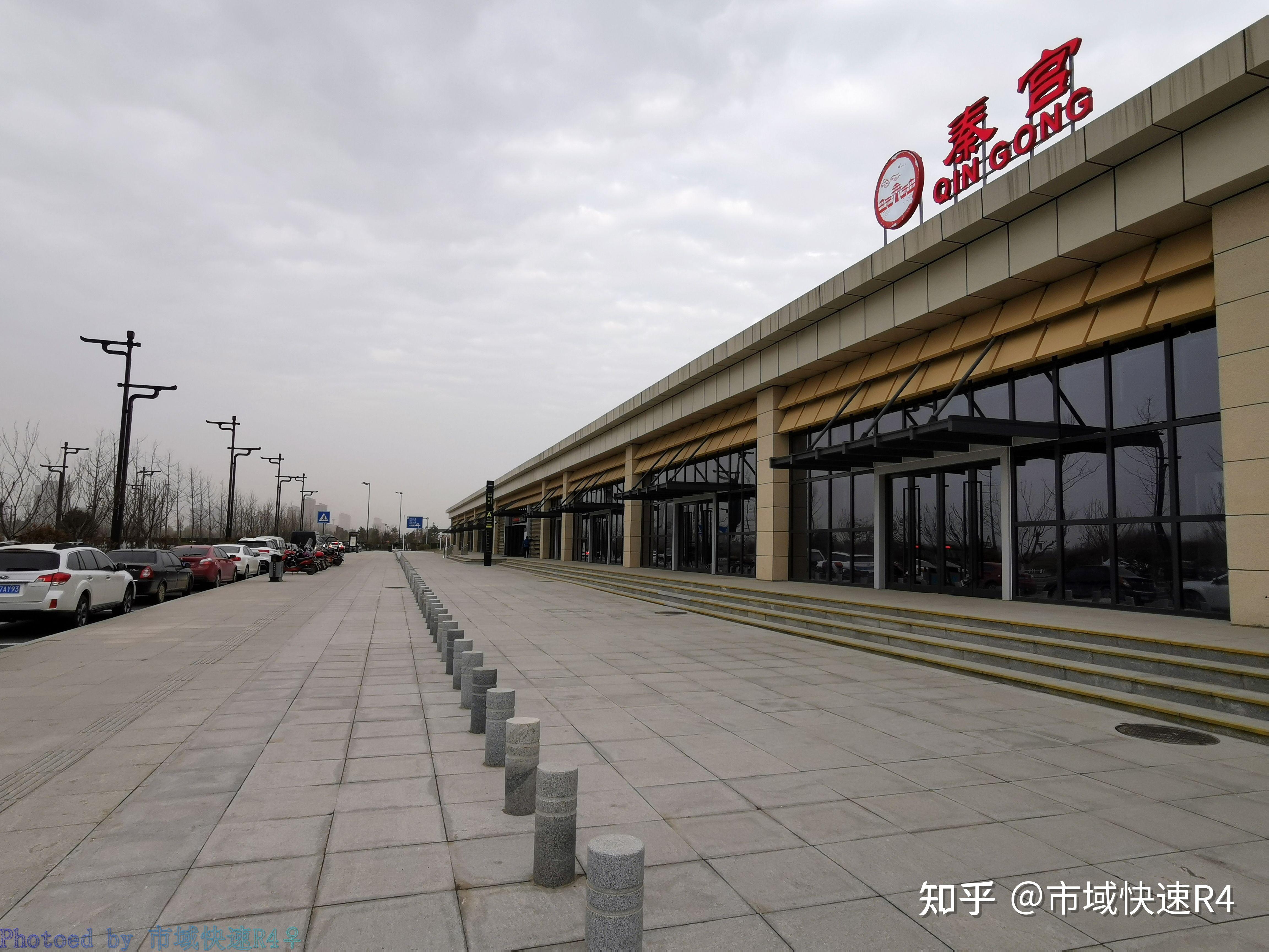 秦宫站两边低矮的高架,几乎快要贴地行走了列车高架跨越渭河,似乎西安