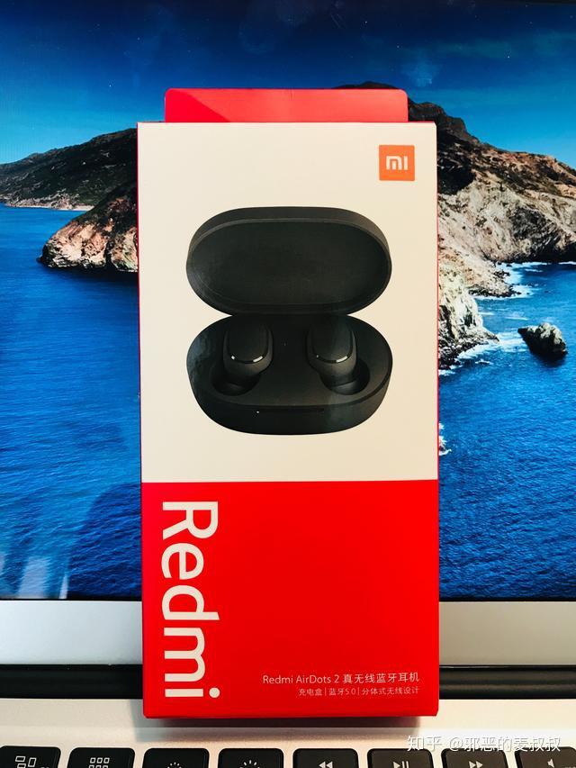 全套产品包括:redmi  airdots2耳机一对(配备中号硅胶耳塞),充电盒