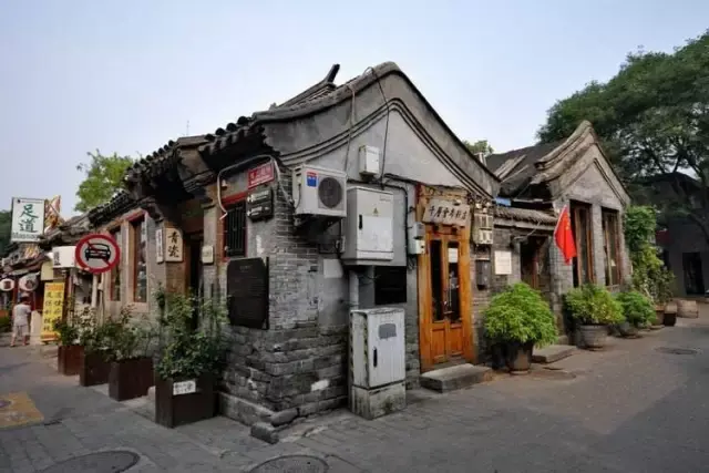 (积水谈)积水潭,以前叫做"鸡狮潭"传说有一块仙石,掉在湖中石头上面