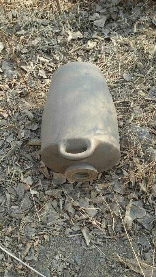 碾,算卦的告示,威武的石狮子,残存的土墙,古朴的题字,废弃的氨水坛子