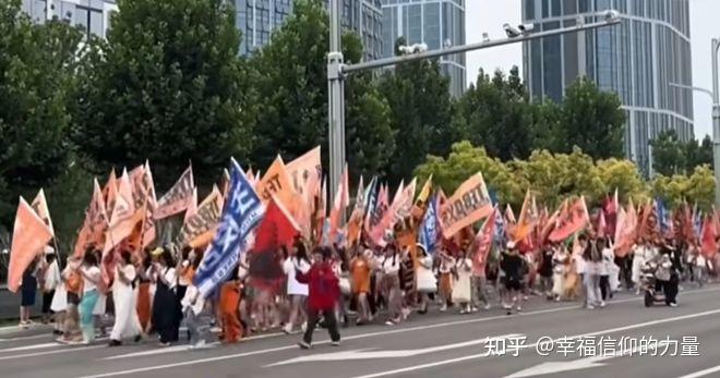 一封信让网友愤怒,9000万粉丝的光环下,是被父母强迫的悲惨人生