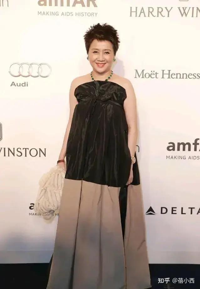 赌王四太梁安琪终于不扮嫩,认真穿小香风连衣裙,气场很难被超越