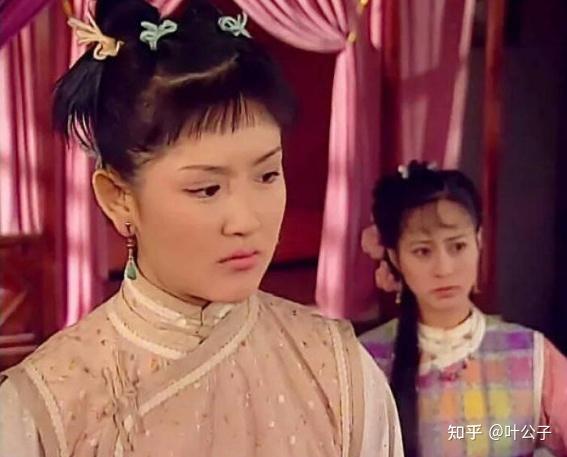 这一年,"黄毛丫头"谢娜饰演了《少年英雄方世玉》中的丫鬟小丽,并第一