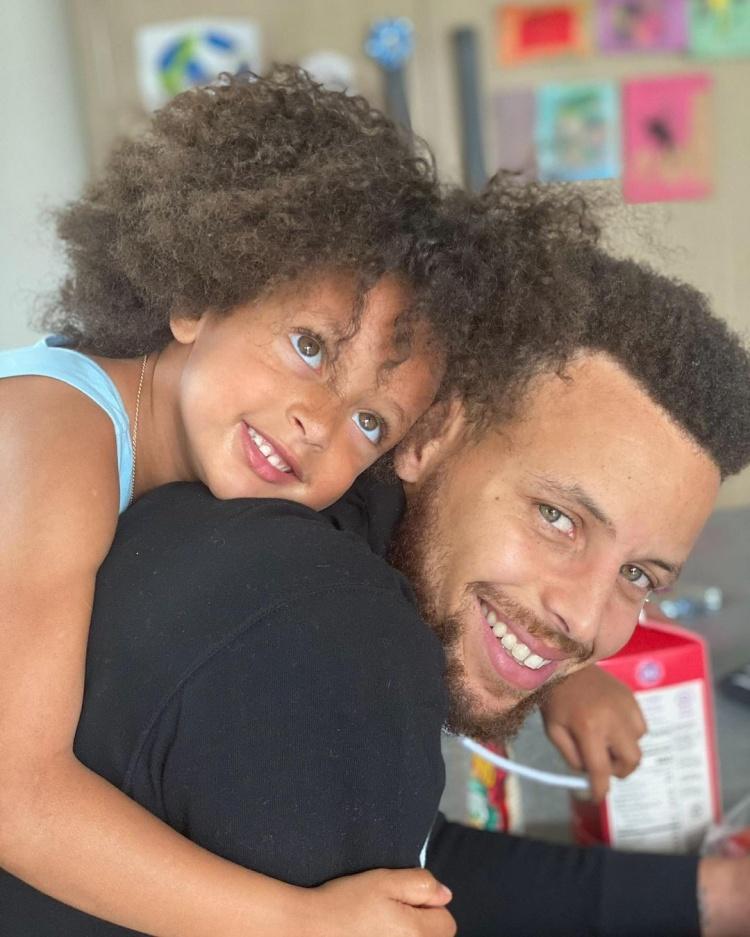 阿耶莎社媒晒库里与家人合照:我的天使父亲节快乐!我们爱你 - 知乎