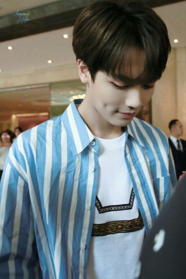 这个小哥哥也太奶呼呼了吧～ 酒窝好亮眼