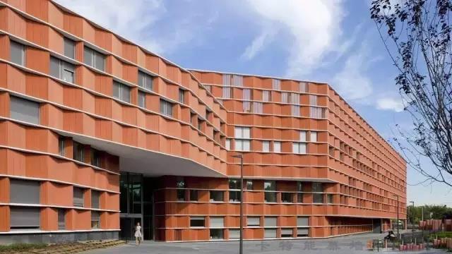 陶板幕墙设计2,安装施工程序首先按陶板幕墙分格图在建筑结构施工中