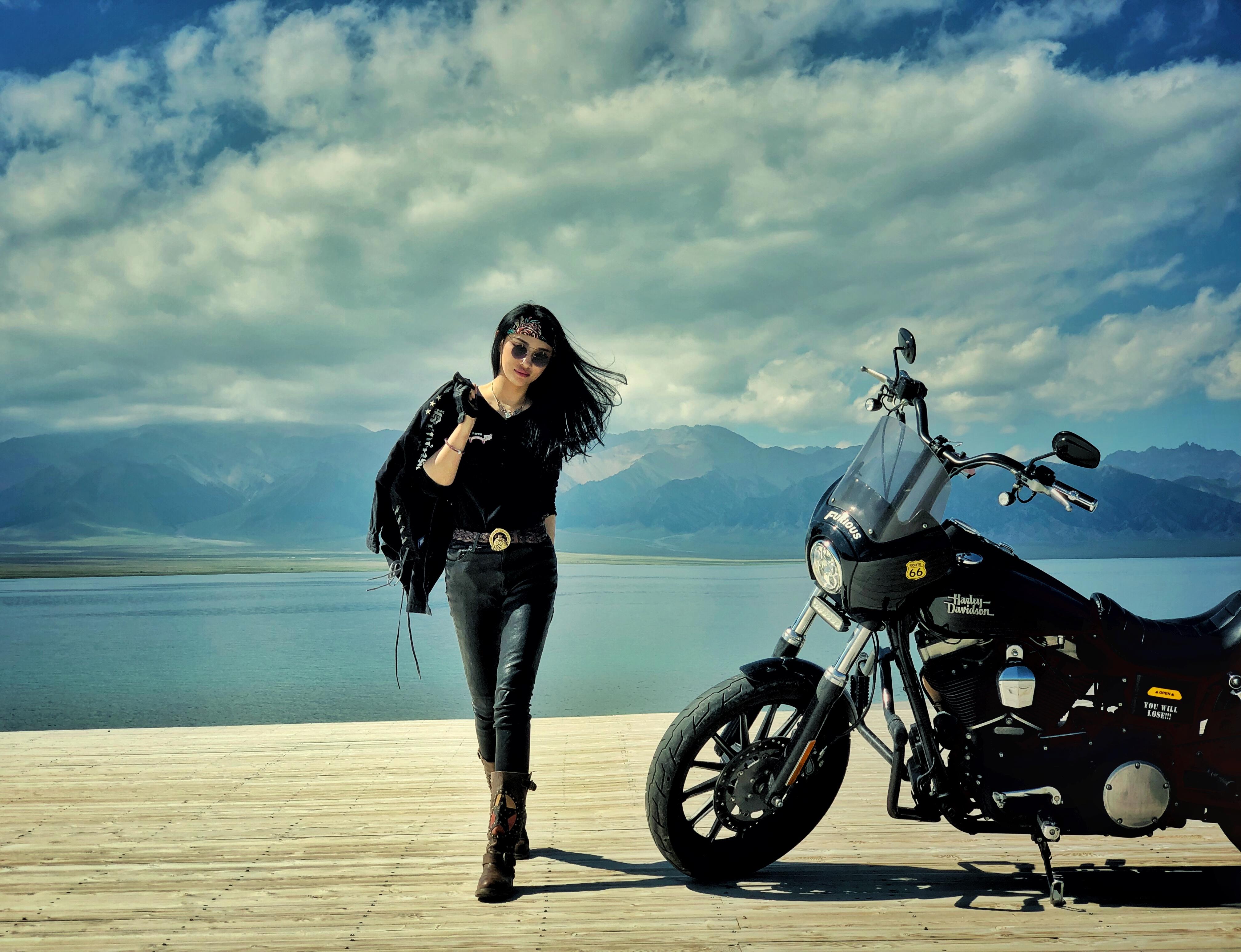 在小花心里哈雷骑手是酷酷的,神秘的,不易交流的一种人设,大概是从