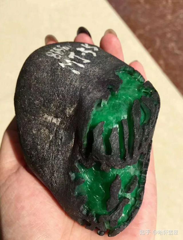 翡翠干货一莫湾基场口黑钨砂皮翡翠原石的特点