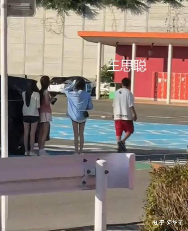 王思聪带仨女伴逛日本乐园,与粉衣女亲密搭肩,却不见小女友懒懒 - 知乎