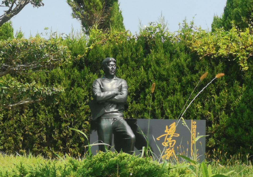 刘长春的墓地在大连玉皇顶公墓,原大连万达足球队的迟尚斌(带领大连