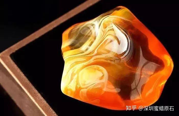 领略蜜蜡纹路之美流淌纹记录着不同蜜蜡的出生证明